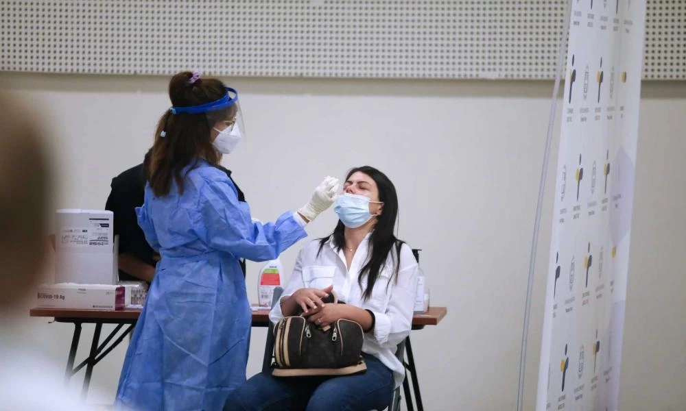 Κορονοϊός: Πως ορίζονται οι στενές επαφές επιβεβαιωμένου κρούσματος, σύμφωνα με τον ΕΟΔΥ